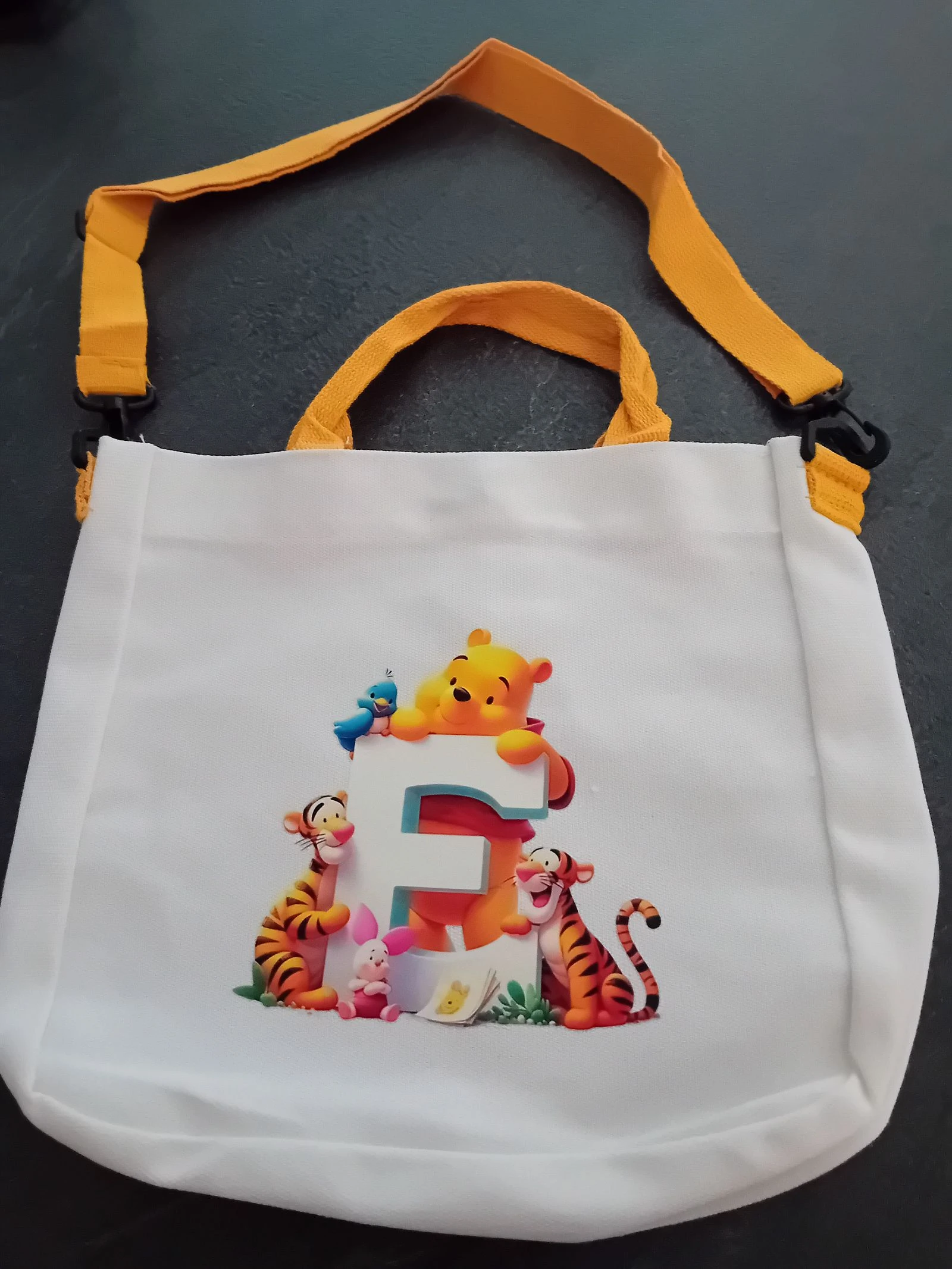 Sac à bandoulière winnie l'ourson avec le lettre E